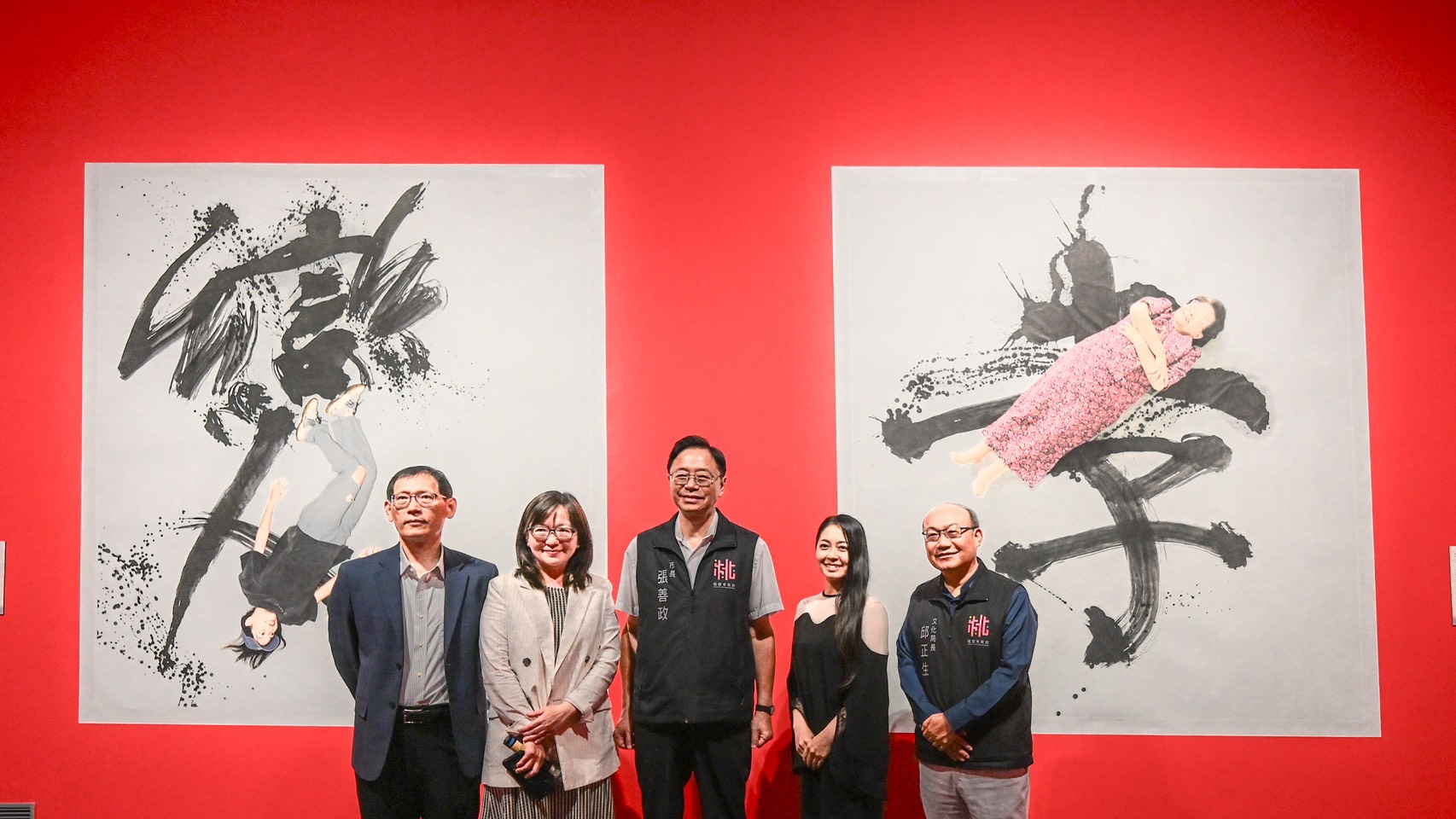 桃園橫山書藝館舉辦「自由自在」女性書藝展 飽覽逾60件精彩作品 5 桃園市市長張善政中與貴賓合影 0