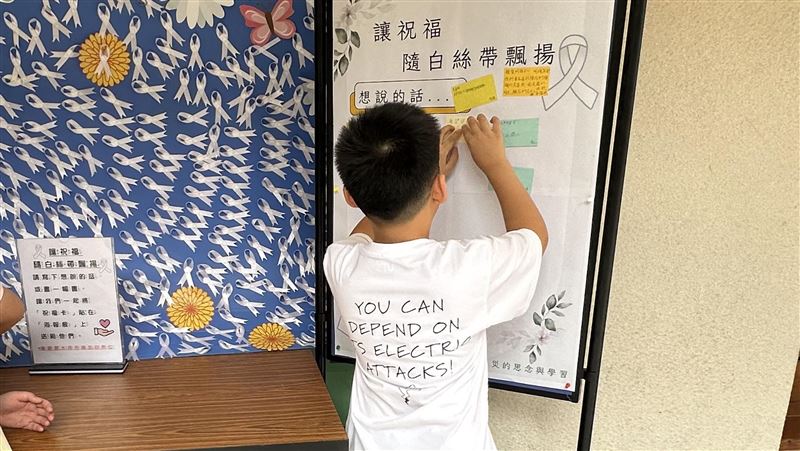 中壢火警釀悲劇 國小白絲帶飄揚獻上思念