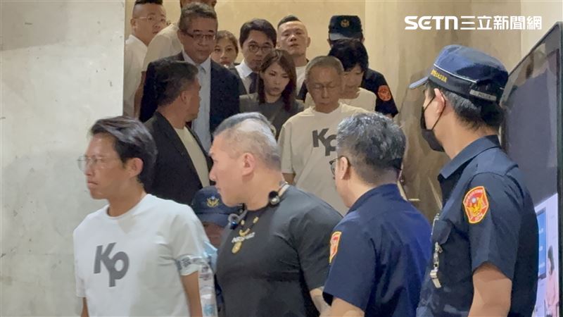 柯文哲完成交保手續 戴上電子腳鐐走出北院