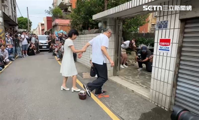 柯文哲交保奔新竹老家「左腳」破瓦片直進家門