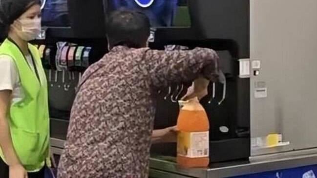 賣場提供飲料免費續杯 中國大媽自帶超大容量桶裝到飽