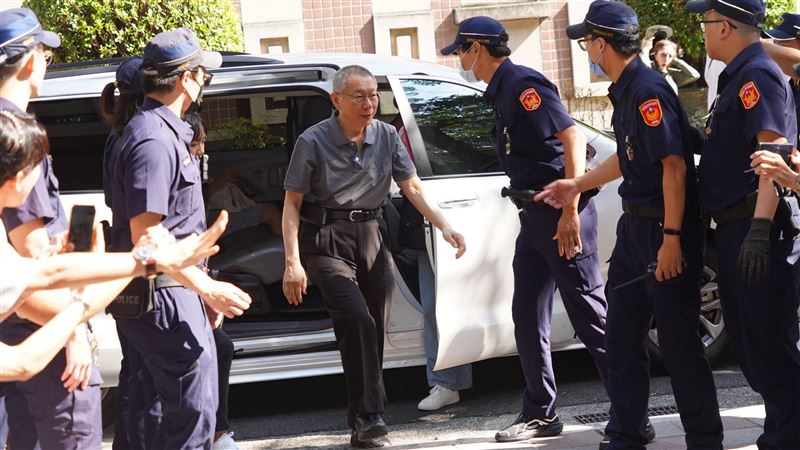 交保遭撤銷發回!柯文哲面色凝重走出家門