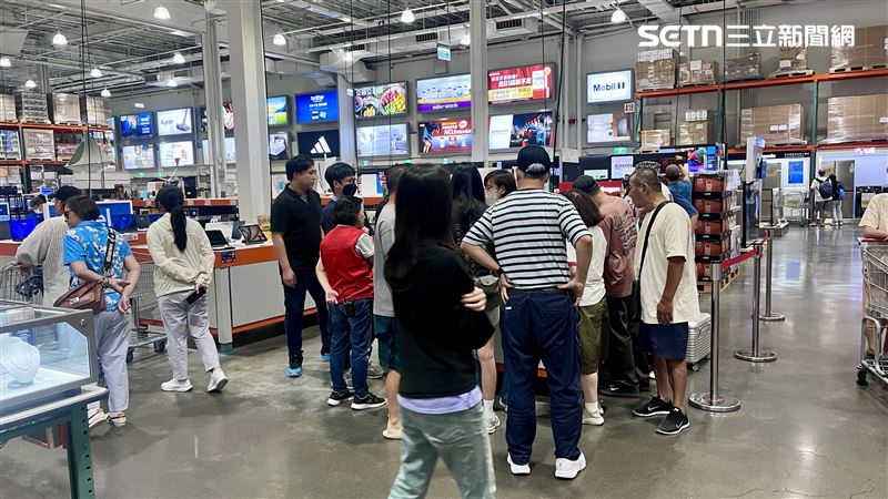 iPhone 17系列開賣 民眾好市多夜排搶新機