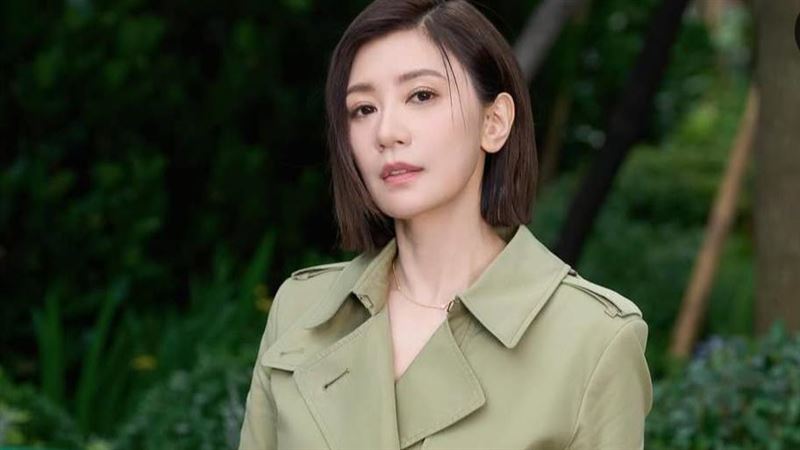 賈靜雯床照曝光 亂髮遮臉自認「很有感」