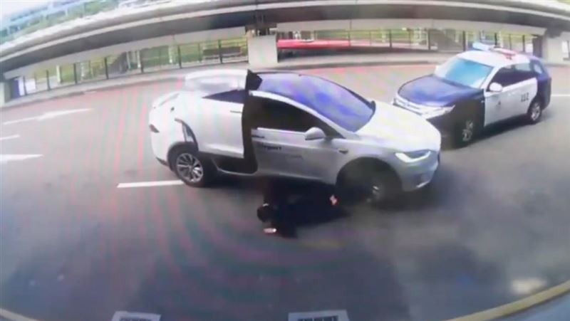 白牌特斯拉機場載客拒檢逃逸 女遊客飛出車外右腳遭輾