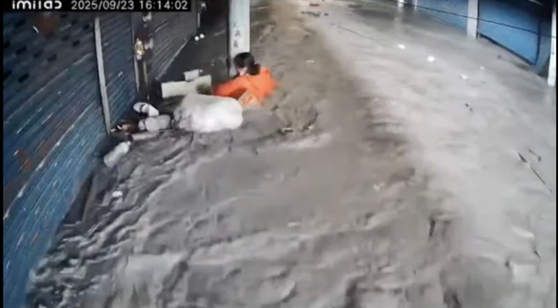 馬太鞍堰塞湖溢流沖進市區 婦人緊抱電線桿待救援