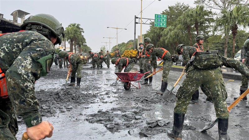 趕赴救災!國軍休假8分鐘急召回 一句「弟兄花蓮見」獲網讚爆