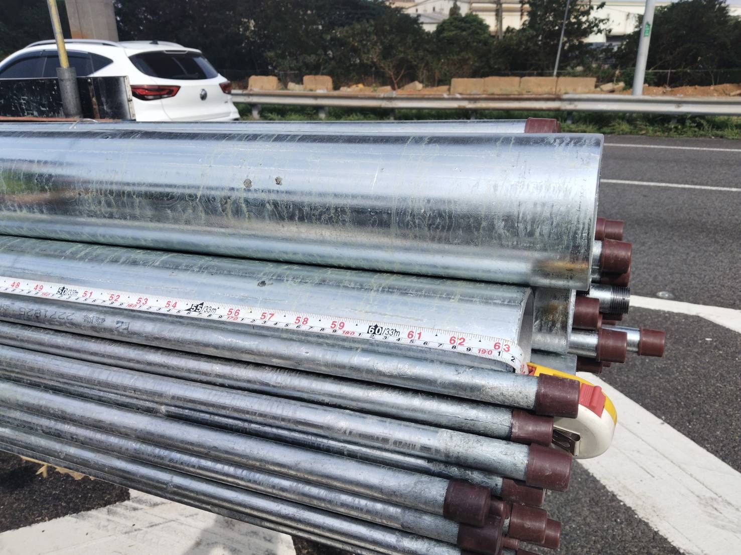 「尾巴」長過頭!國1小貨車超載鋼管 最高恐吃1萬8罰單 544497