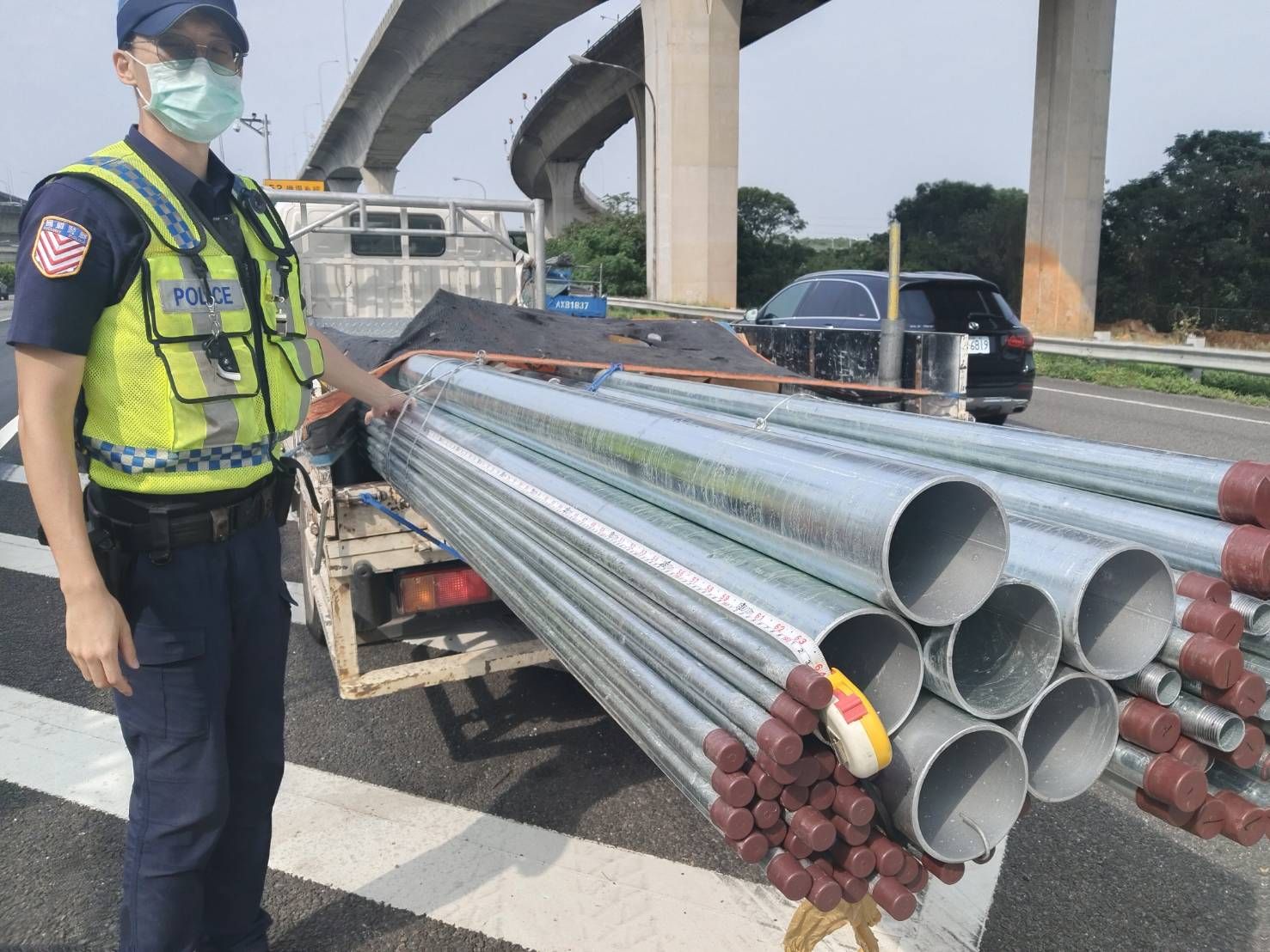 「尾巴」長過頭!國1小貨車超載鋼管 最高恐吃1萬8罰單 544498