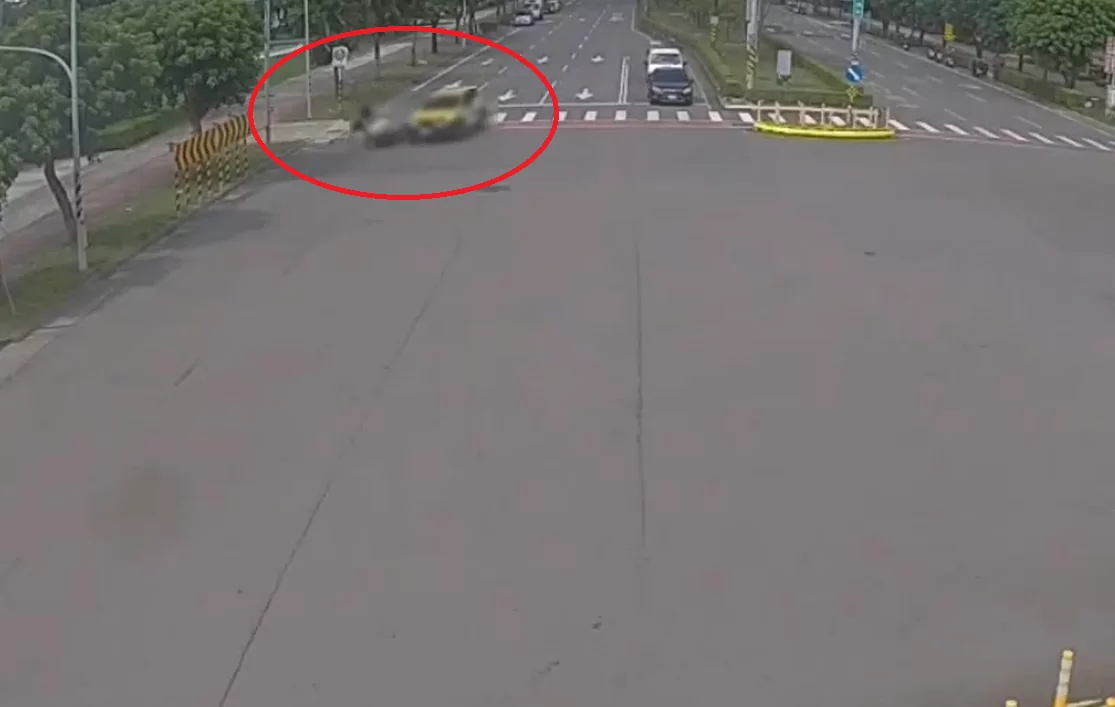 【有片】八德騎士酒後闖紅燈撞計程車噴飛亡 後座男重傷搶救中 【有片】八德騎士酒後闖紅燈撞計程車噴飛亡 後座男重傷搶救中