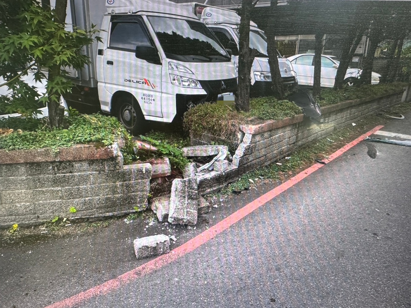中壢小客車自撞矮牆側翻!擋風玻璃全毀 一家四口慘受傷 54884