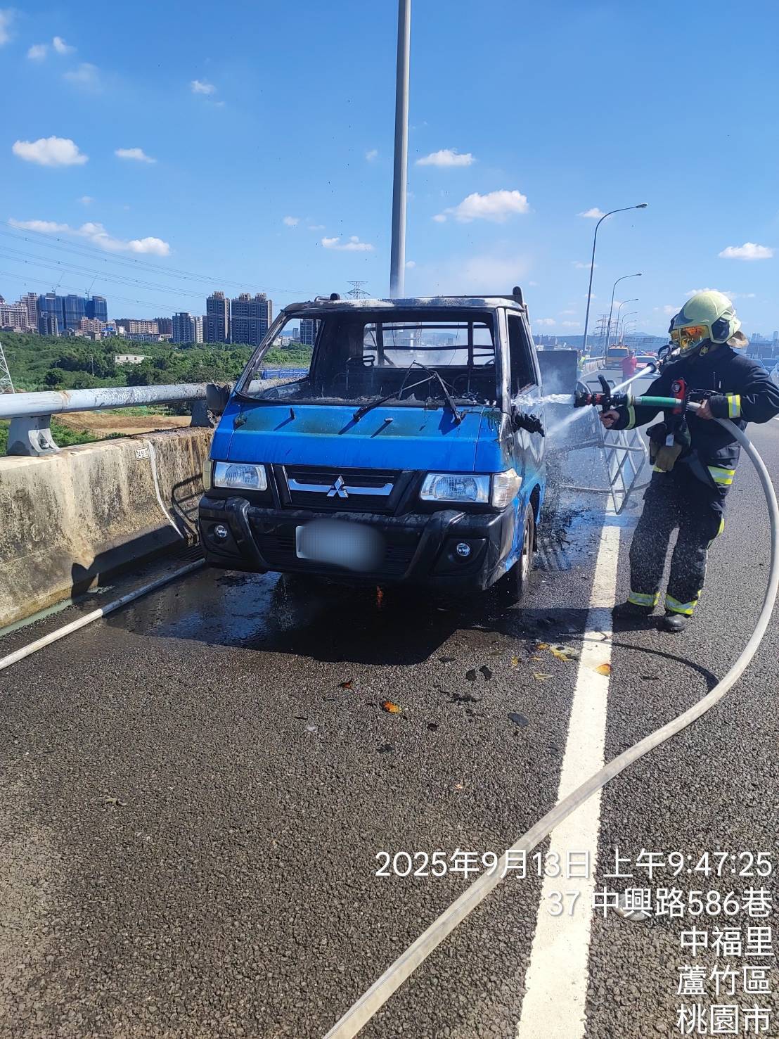 國1南向桃園段火燒車 駕駛及乘客驚險逃生 549734 0
