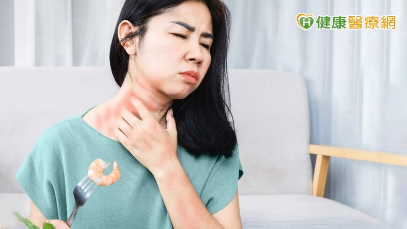她癢到只敢吃七種食物還是抓不停!醫揭蕁麻疹「過敏」迷思