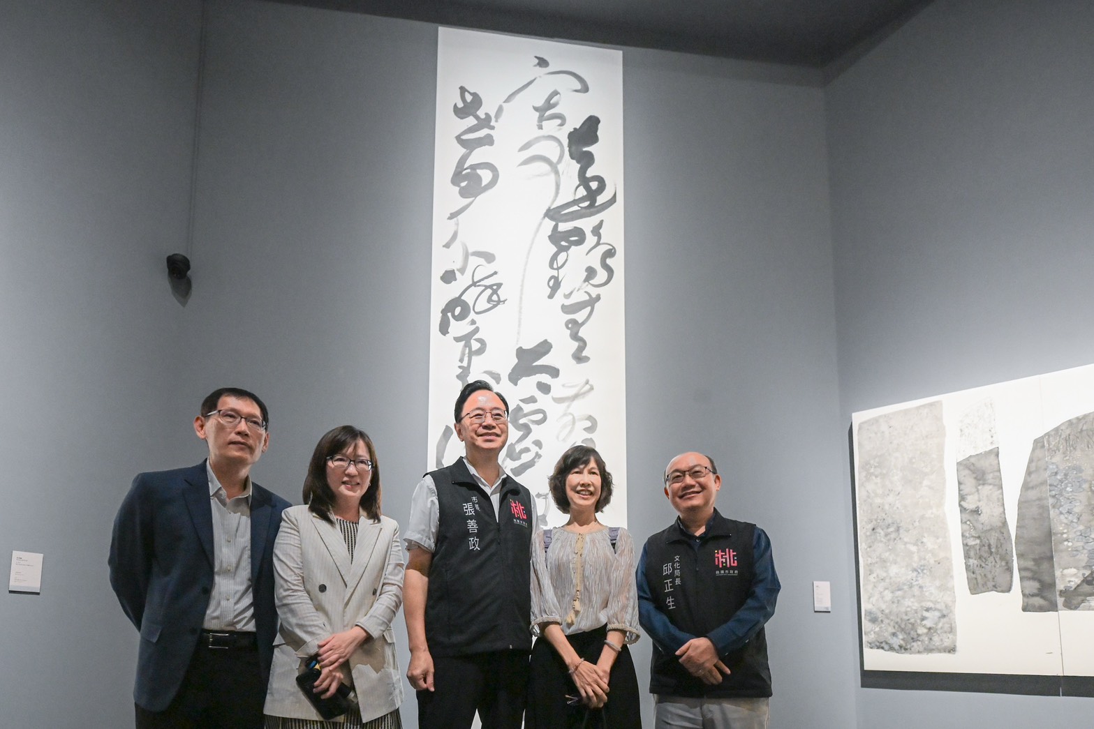 桃園橫山書藝館舉辦「自由自在」女性書藝展 飽覽逾60件精彩作品 6 桃園市市長張善政中與貴賓合影 0