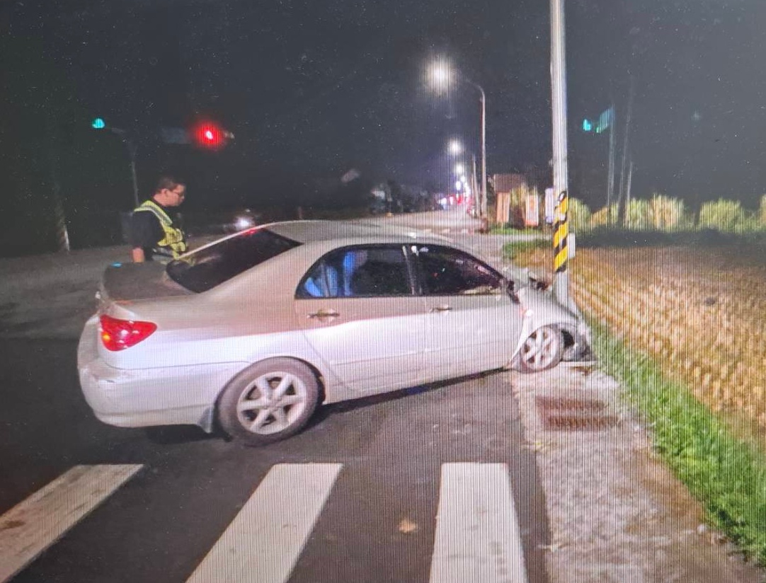 又是酒駕釀禍!中壢男酒後猛撞路燈 車頭撞爛幸無波及他人 63565fdw 1