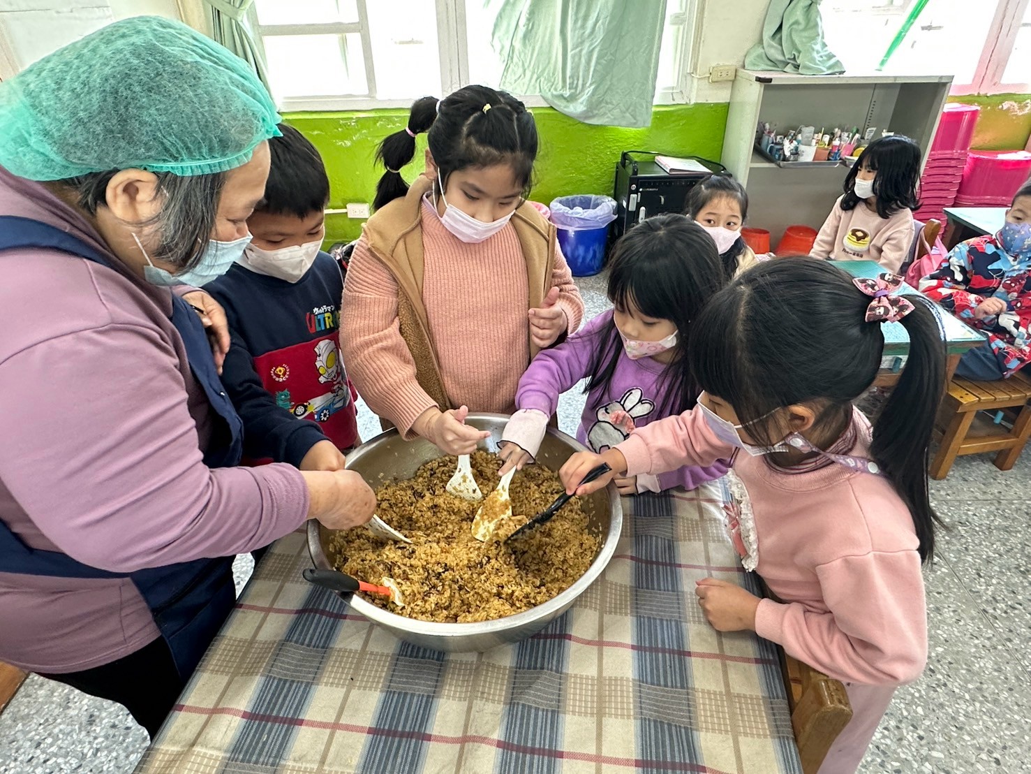 在地特色融入校園課程!學童體驗柿染、泰雅編織 培養文化認同 64465465 6