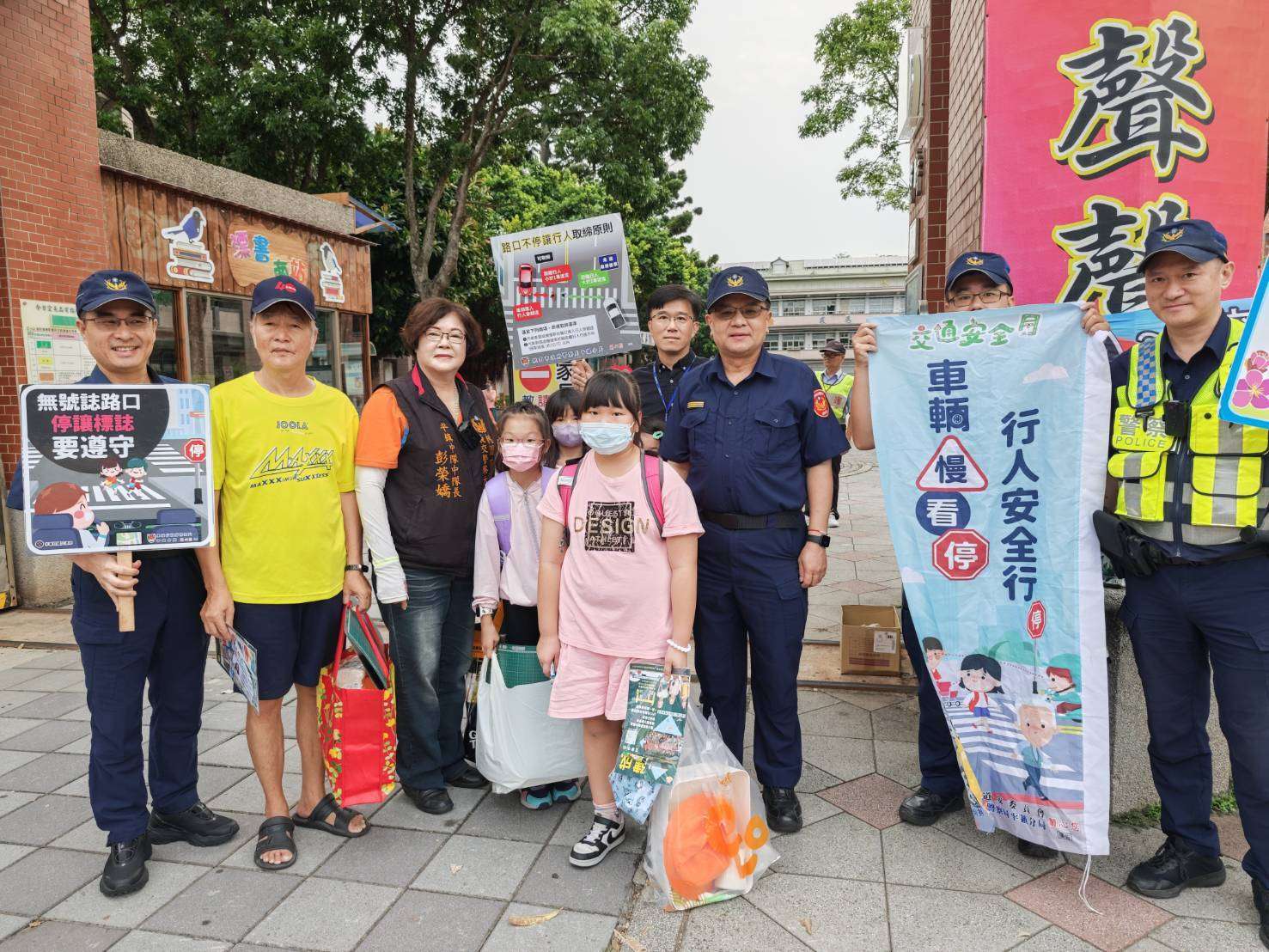迎接新學期!平鎮警開學首日攜手校方 營造友善用路環境 682654 0