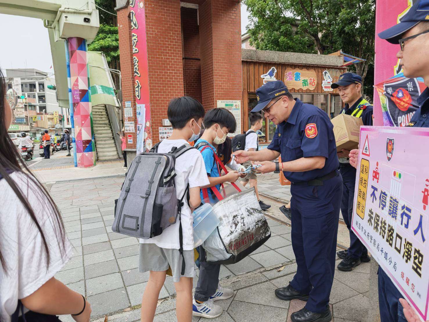 迎接新學期!平鎮警開學首日攜手校方 營造友善用路環境 682657 0