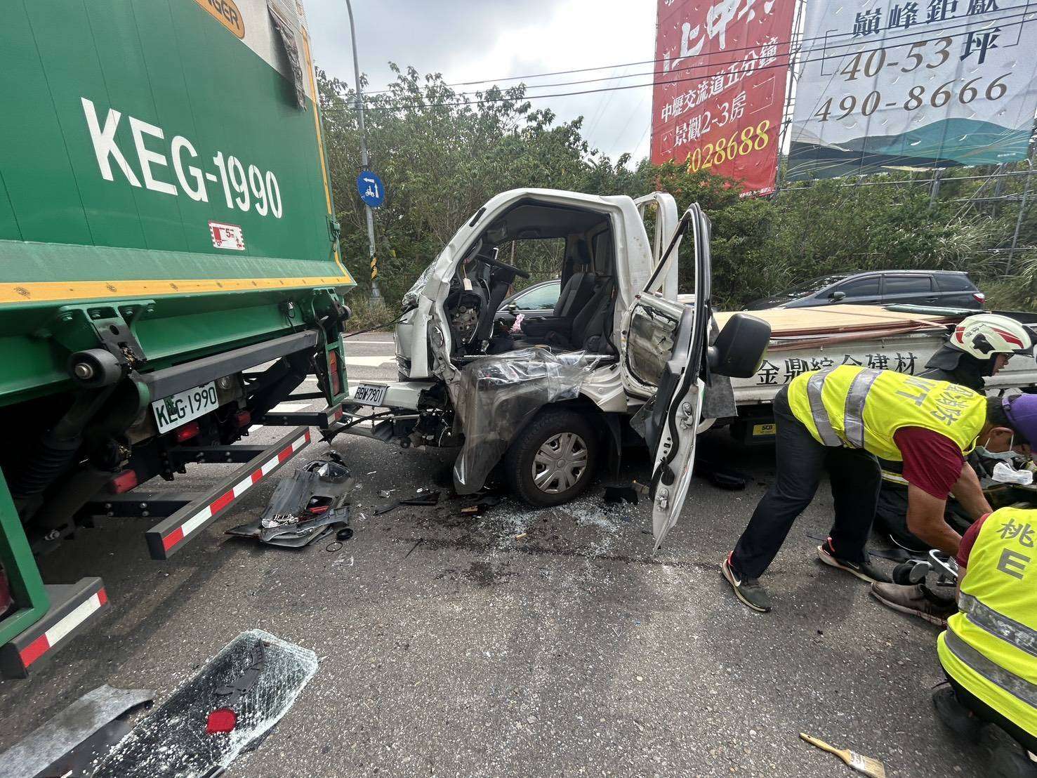 【有片】平鎮小貨車猛撞郵務車 車窗當場碎裂噴飛 682734 0