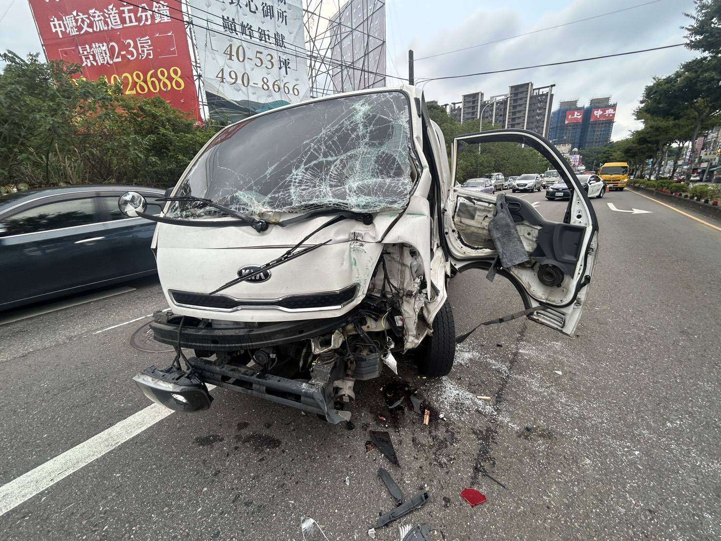 【有片】平鎮小貨車猛撞郵務車 車窗當場碎裂噴飛 682737 0