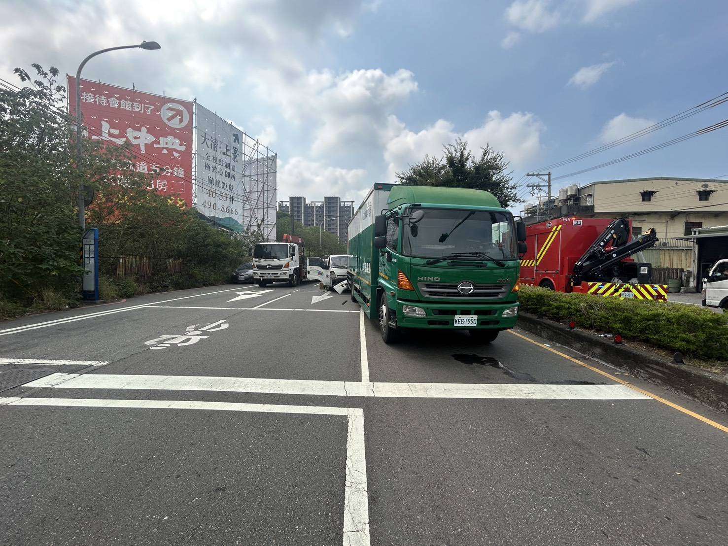 【有片】平鎮小貨車猛撞郵務車 車窗當場碎裂噴飛 682738 0