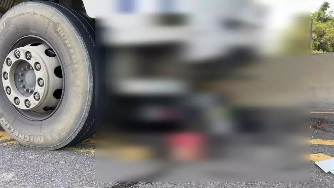 【有片】疑違規轉彎遭曳引車猛撞 82歲騎士、乘客送醫不治 【有片】疑違規轉彎遭曳引車猛撞 82歲騎士、乘客送醫不治