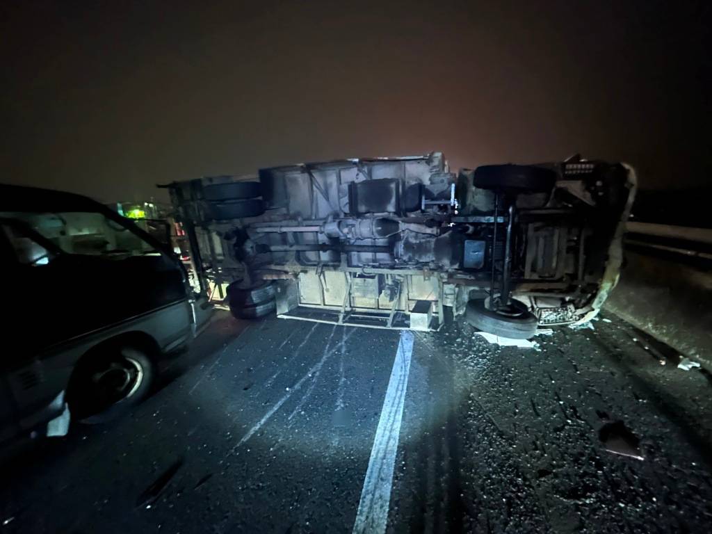 【有片】桃園台66驚魂!自撞護欄又遭大貨車追撞 小客車「屁股全沒了」 690738