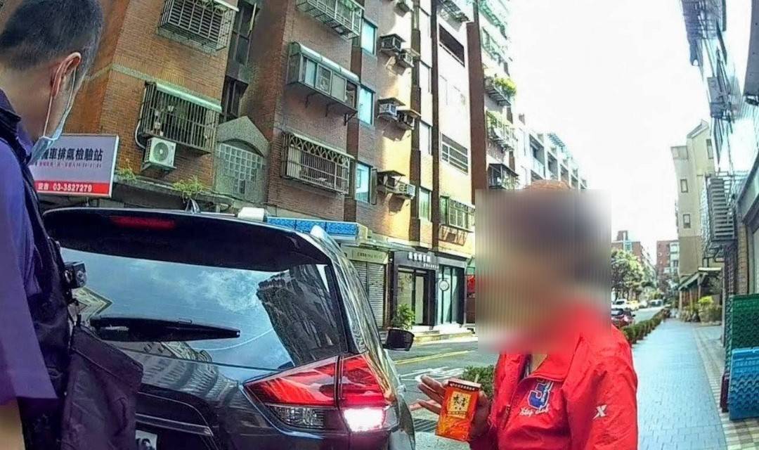 蘆竹5旬婦「不知道自己倒在路邊」 警察溫馨協助 691317