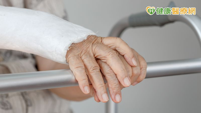 老翁打石膏抓破皮險釀重症!新型科技石膏輕量、透氣、固定佳突破困境