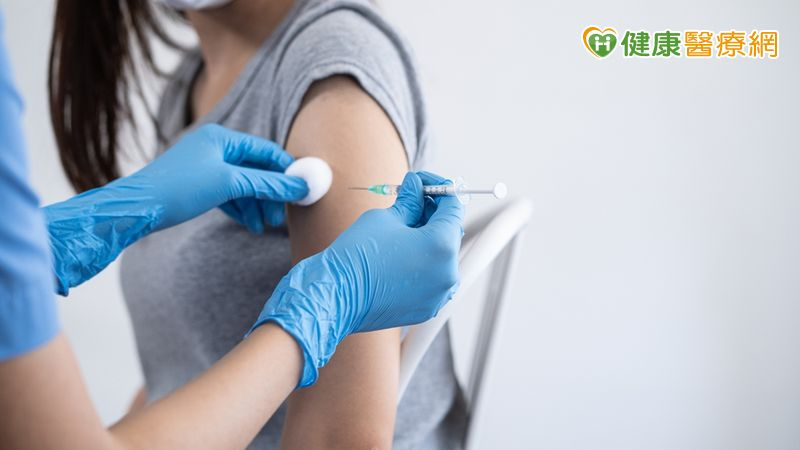 流感進入流行期!公費流感+新冠疫苗同步開打 對象、時程一次看