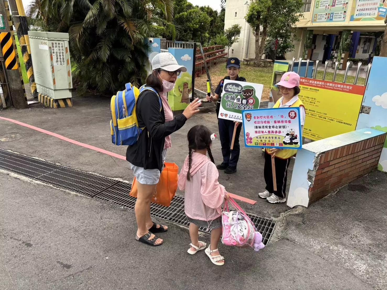 開學日湧人車潮 八德分局部署警力確保交通順暢 開學日湧人車潮 八德分局部署警力確保交通順暢