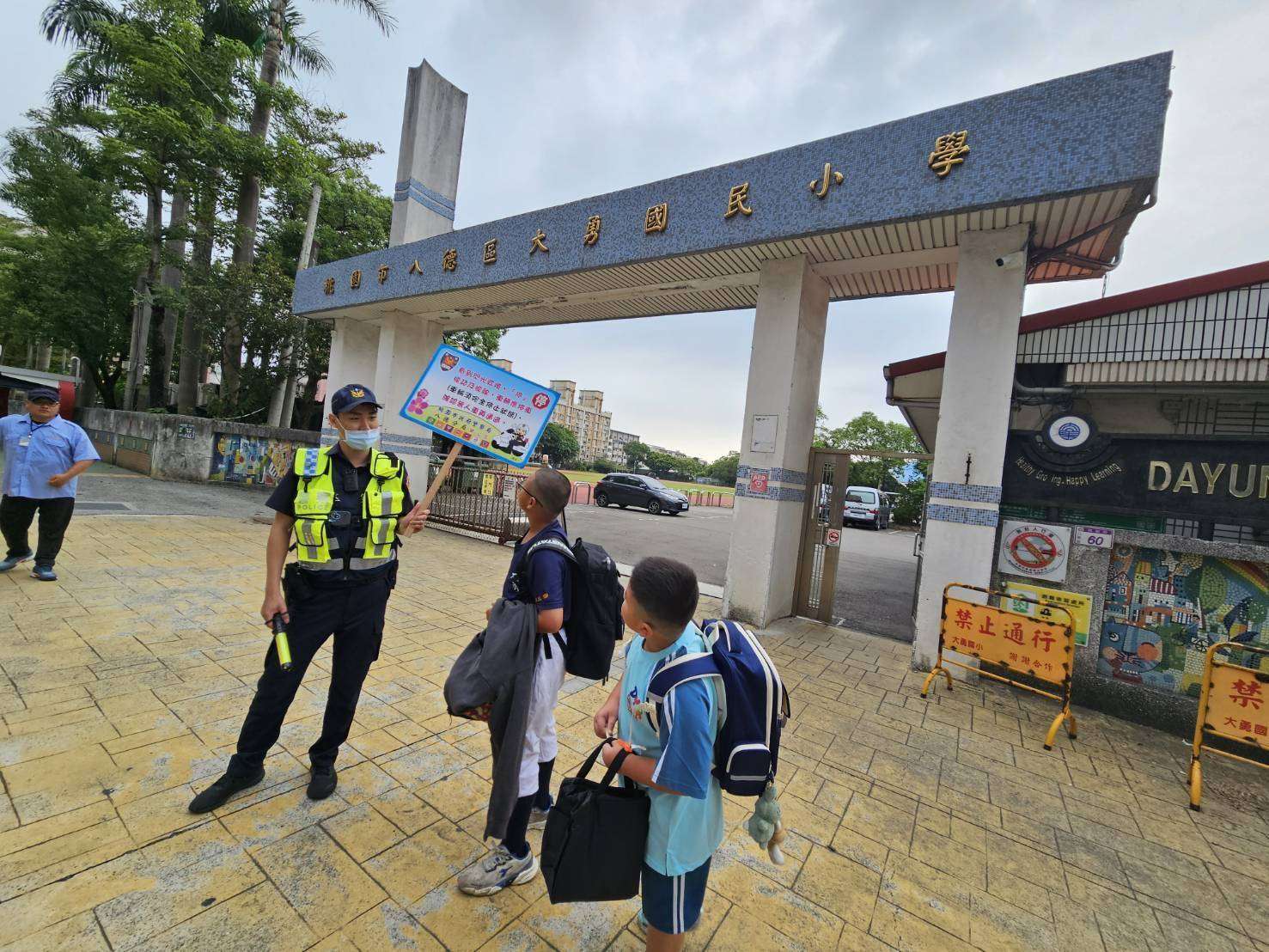 開學日湧人車潮 八德分局部署警力確保交通順暢 855787 0