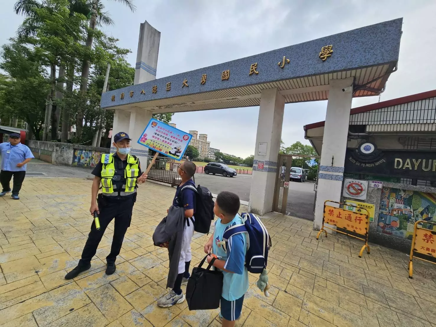 開學日湧人車潮 八德分局部署警力確保交通順暢 855787 0