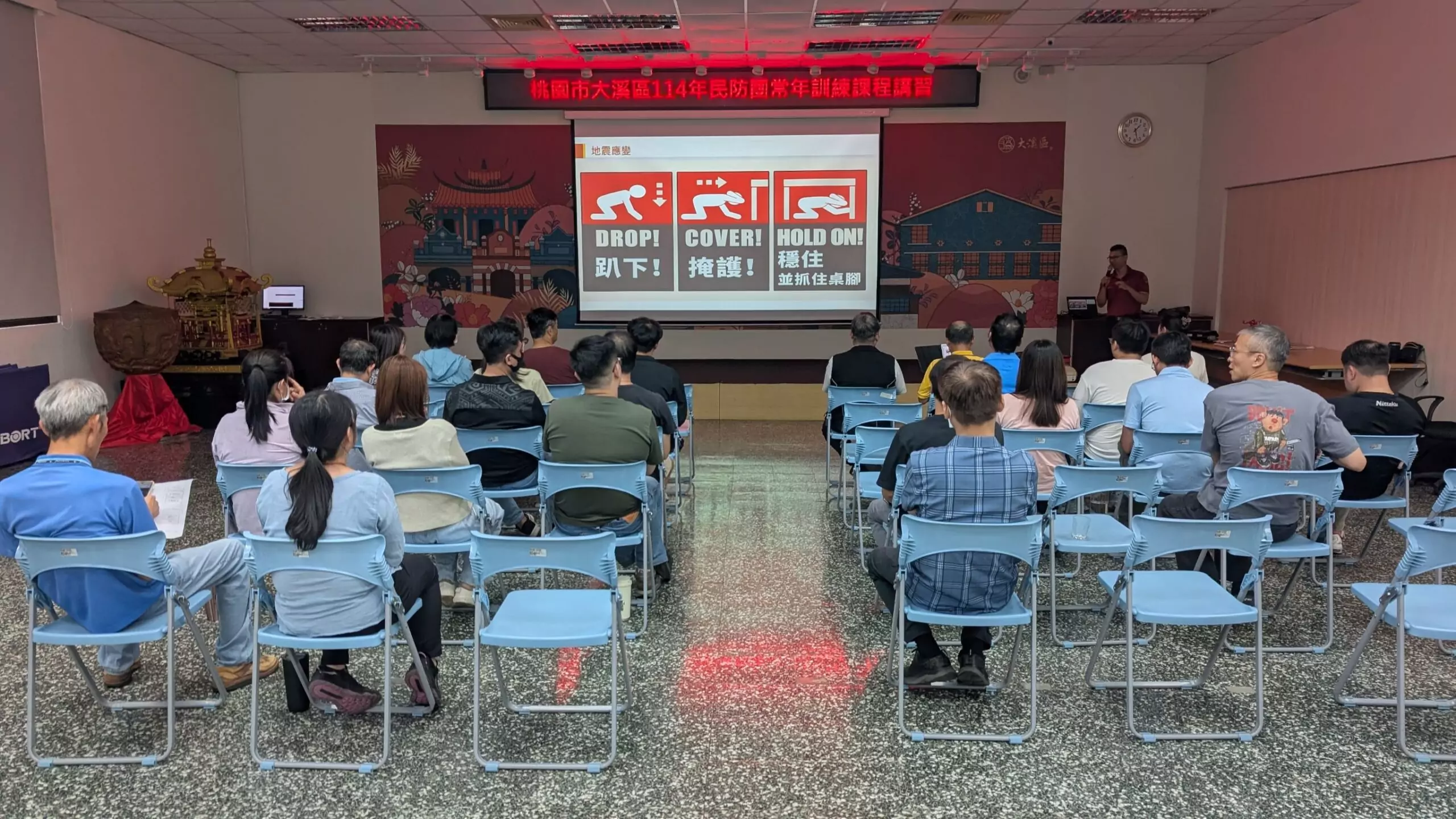 桃消大溪分隊傳授地震應變知識 公所同仁逼真演練強化防災韌性 桃消大溪分隊傳授地震應變知識 公所同仁逼真演練強化防災韌性