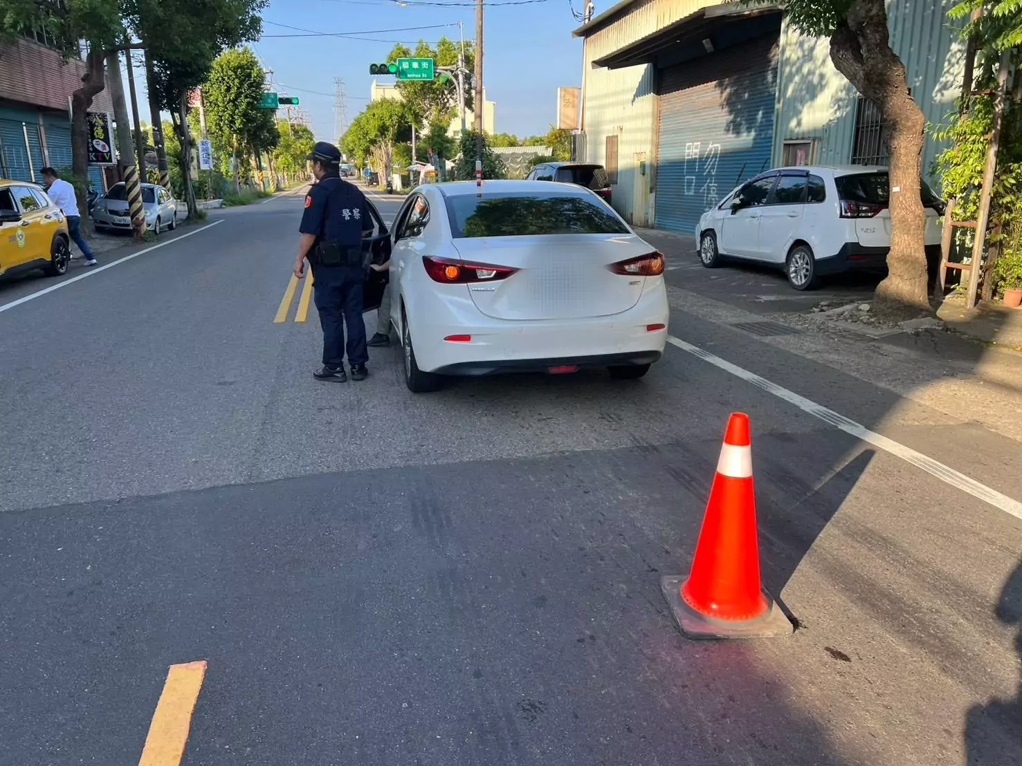 駕駛車道拋錨動彈不得 八德警及時伸援手助脫困 駕駛車道拋錨動彈不得 八德警及時伸援手助脫困