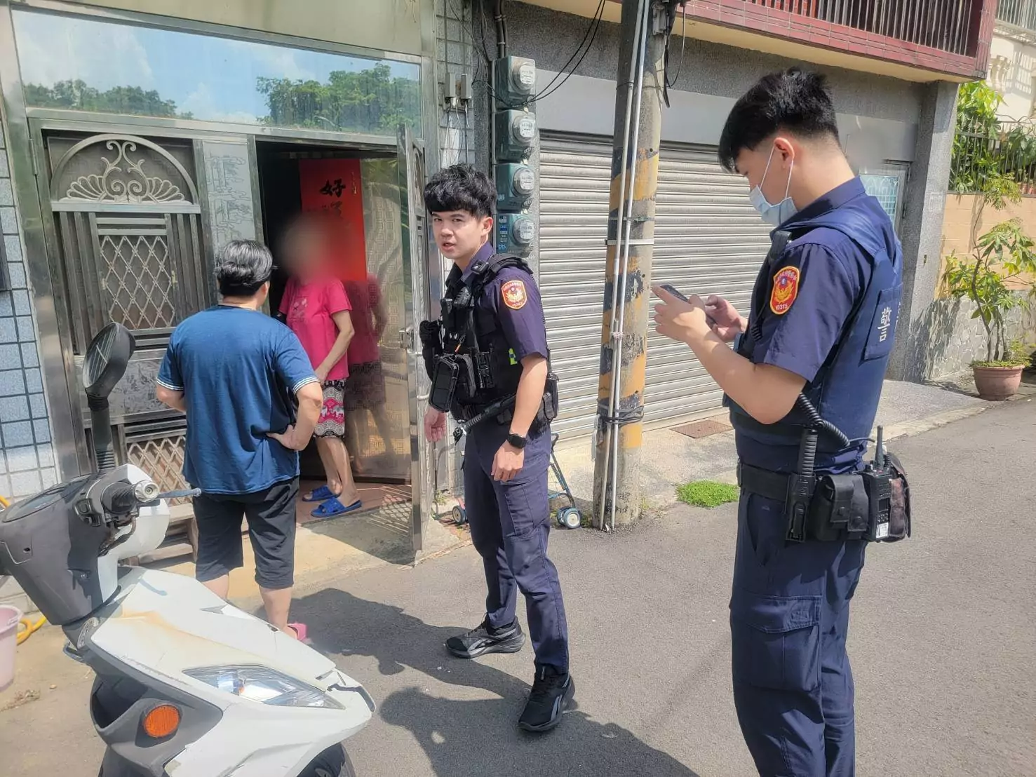 失智婦外出散步迷途 八德警與里長即時助返家 失智婦外出散步迷途 八德警與里長即時助返家