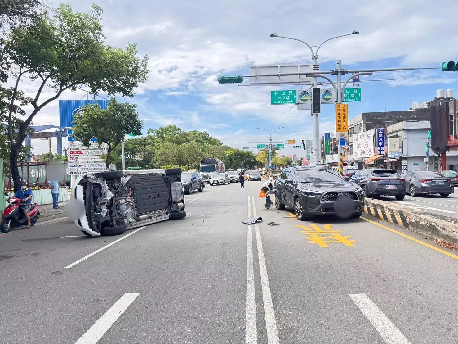 【有片】八德中華路小客車追撞翻覆 女駕疑服安眠藥疲勞釀禍 【有片】八德中華路小客車追撞翻覆 女駕疑服安眠藥疲勞釀禍