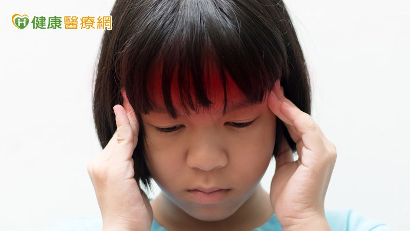 當孩子被迫成為「父母」!心理師:親職化跨世代延續創傷