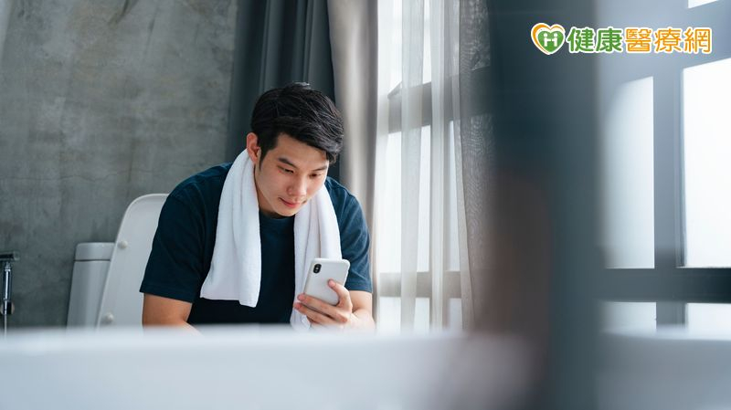 上廁所邊滑手機?研究:痔瘡風險增近5成!醫籲「短影音看兩則就好」