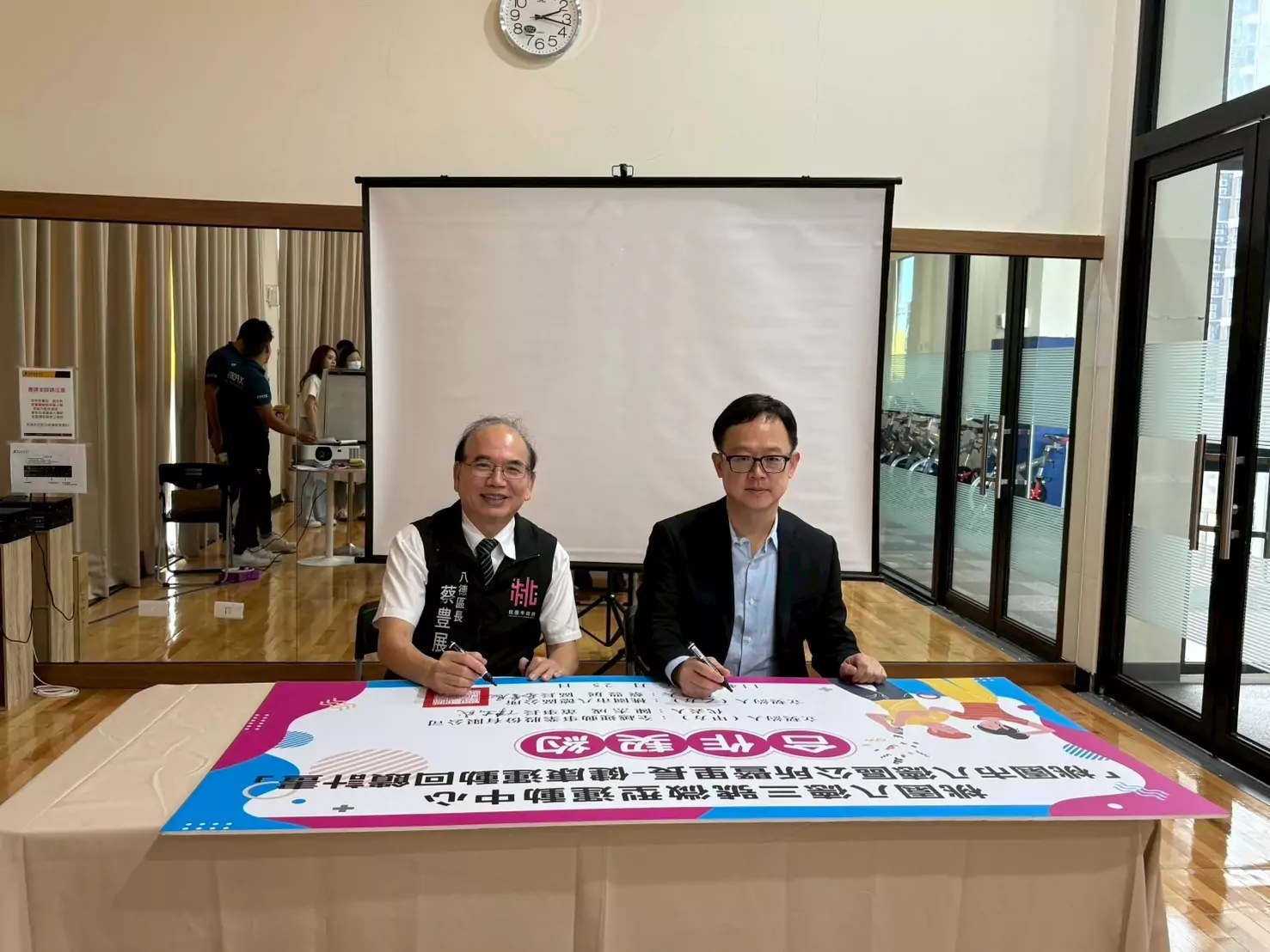 八德區公所鼓勵全民運動 與微型運動中心簽署合作 LINE ALBUM 1140925八德三號社會住宅微型運動中心簽訂合作契約暨感謝儀式 250925 39 0