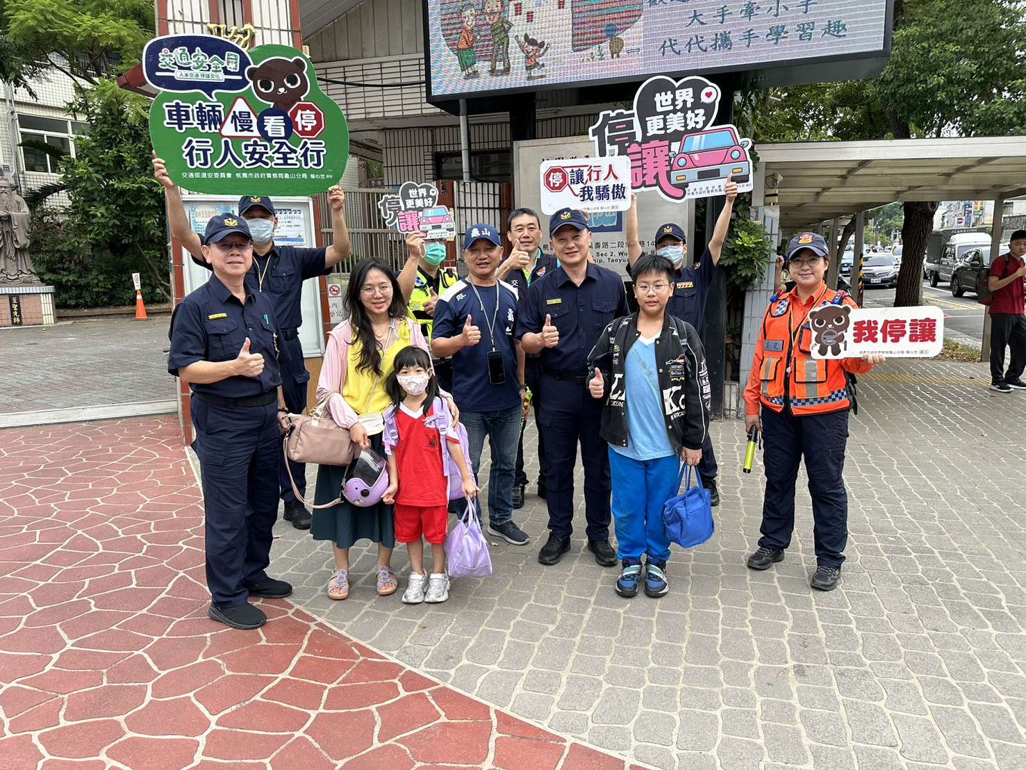 龜山警守護上學安全 學童收到「這1張」直呼開心 S 11427915