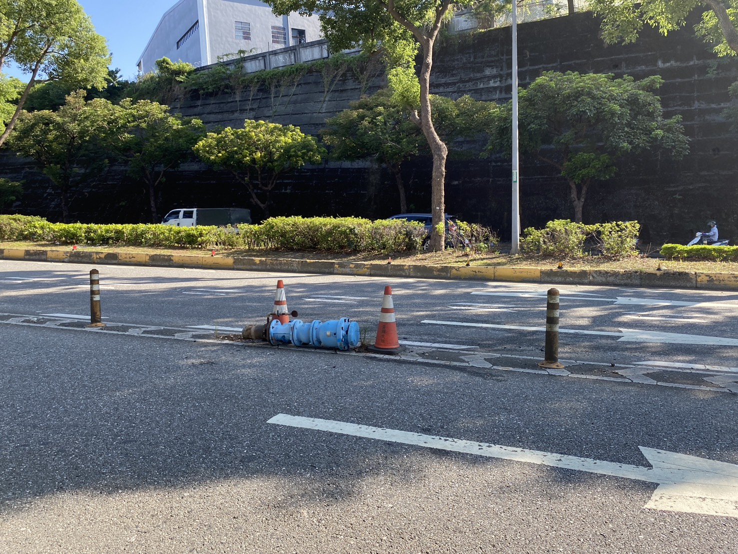 分隔島驚見噴泉!桃園龜山小客車與機車擦撞 送水管排氣閥慘遭波及 S 11469182 0
