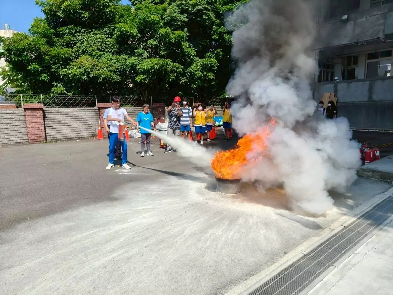 桃消中壢分隊校園防災宣導登場 學生體驗油盤滅火 桃消中壢分隊校園防災宣導登場 學生體驗油盤滅火