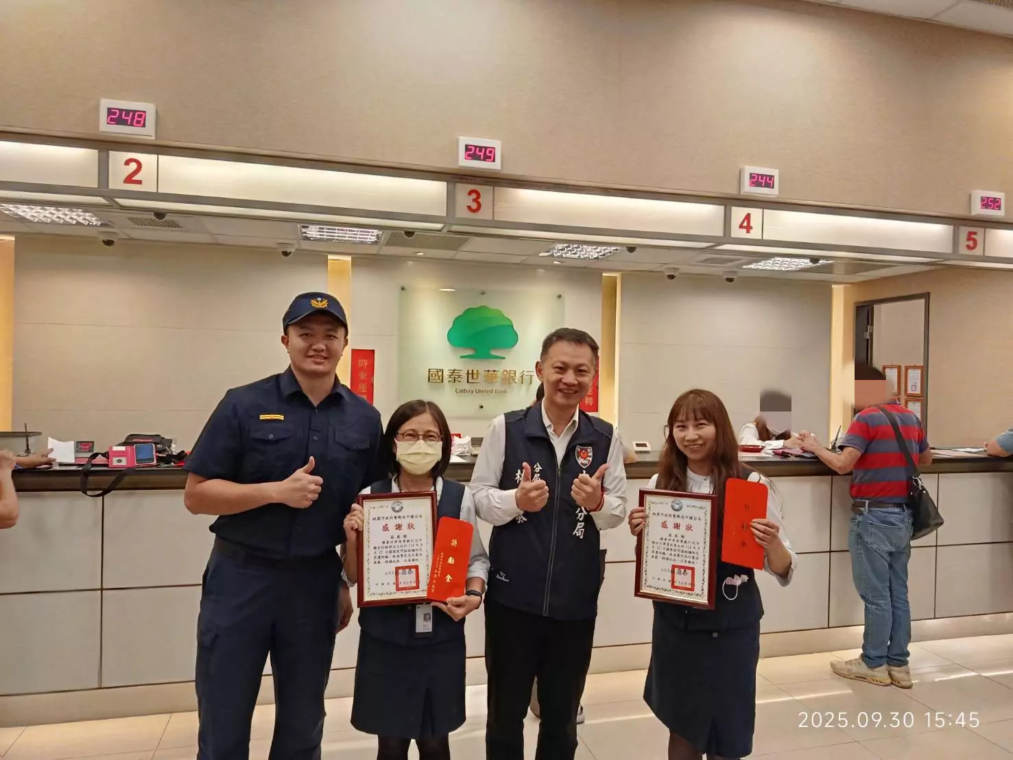 中壢阿伯誤信桃色陷阱「3000萬」險飛了 警方表揚行員及時阻詐 中壢阿伯誤信桃色陷阱「3000萬」險飛了 警方表揚行員及時阻詐
