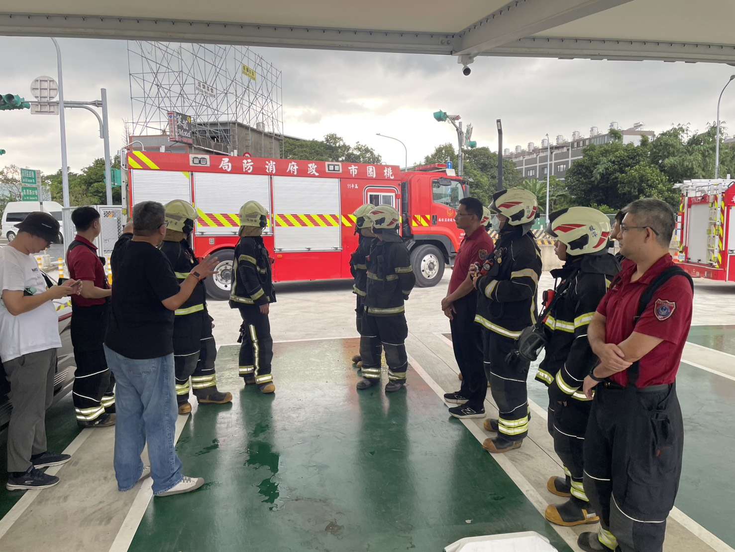 強化電動車災害應變力 桃消第四大隊前進高速充電站實地演練