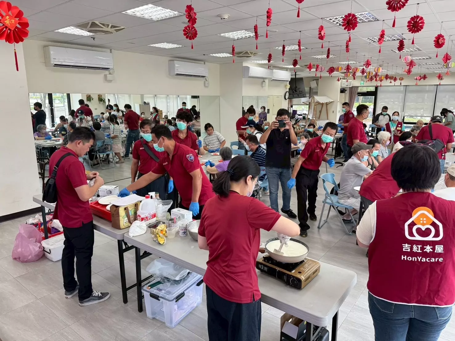 八德義消化身烘焙師 攜手長輩製作冰心月餅、綠豆糕共享佳節喜悅 S 33619982