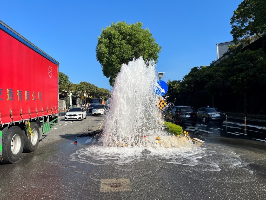 分隔島驚見噴泉!桃園龜山小客車與機車擦撞 送水管排氣閥慘遭波及 S 396263429