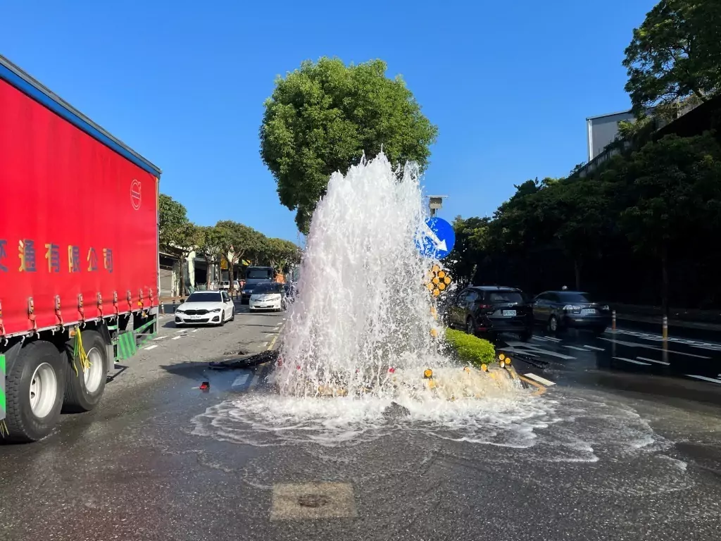 分隔島驚見噴泉!桃園龜山小客車與機車擦撞 送水管排氣閥慘遭波及 分隔島驚見噴泉!桃園龜山小客車與機車擦撞 送水管排氣閥慘遭波及