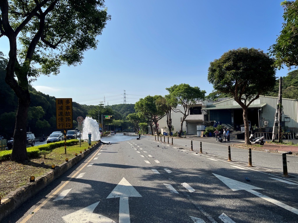 分隔島驚見噴泉!桃園龜山小客車與機車擦撞 送水管排氣閥慘遭波及 S 396263430