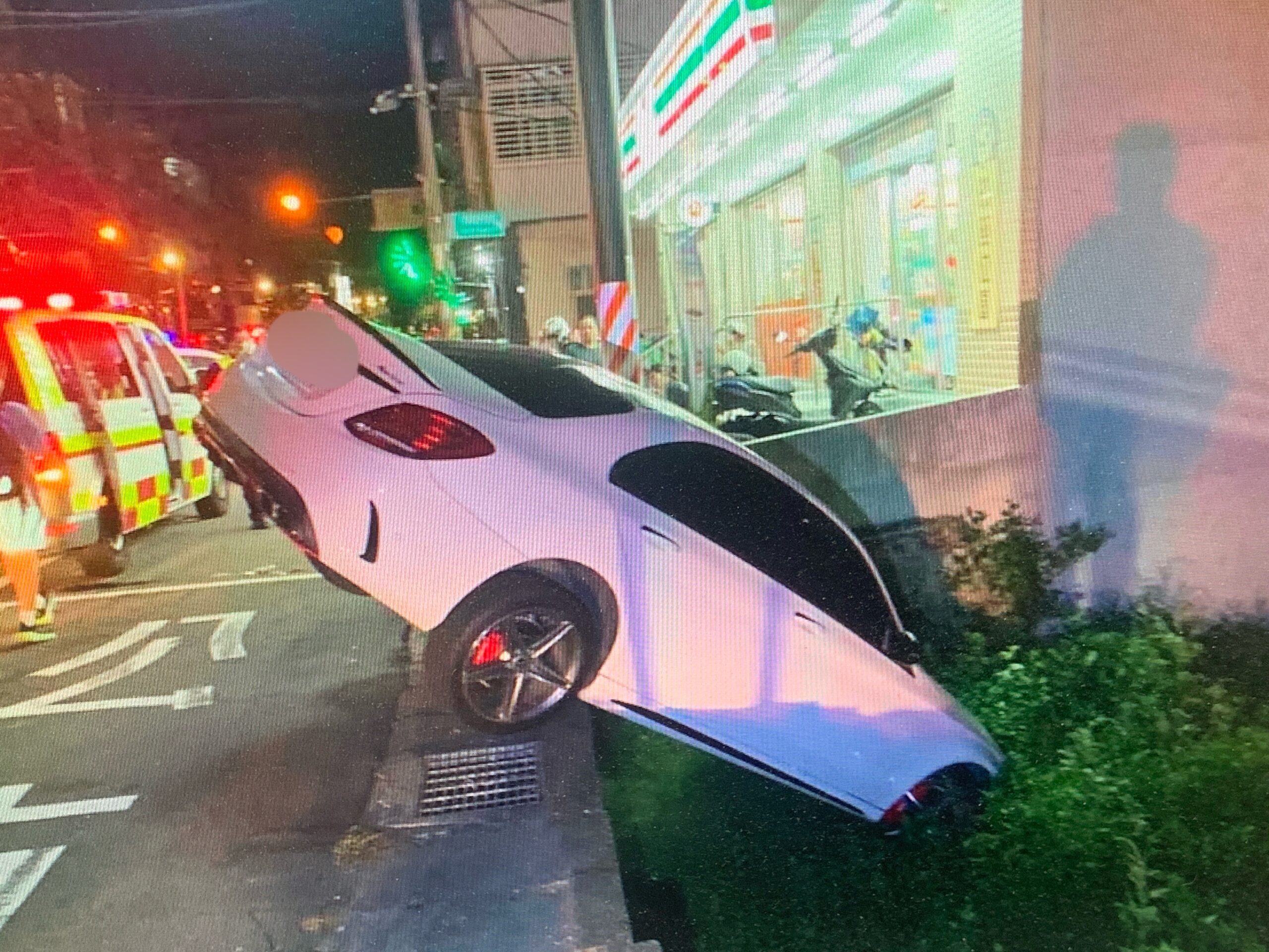 尷尬!桃園龜山汽車「斜插路邊草堆」 1男1女自行爬出車外 S 397484049 scaled